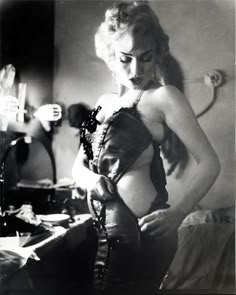 Look at how comfortable Marilyn Monroe is in her own skin, she's normal, not paper thin and amazingly gorgeous!: Old Hollywood glamour Real Women Quotes, Rare Marilyn Monroe, Julie Christie, Norma Jean Baker, Marilyn Monroe Photos, Norma Jean, Norma Jeane, Hollywood Glam, Steve Mcqueen