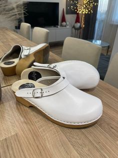 Casual White Clogs With Open Heel, Casual White Open Heel Clogs, Casual White Mules With Leather Sole, White Closed Toe Casual Mules, White Open Heel Casual Clogs, Comfortable White Round Toe Mules, White Round Toe Mules With Rubber Sole, Classic White Round Toe Clogs, White Clogs With Removable Insole And Round Toe