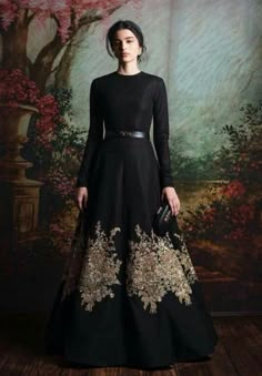 Sabyasachi Gown, Sabyasachi Collection, Salwar Kamiz, Casual Chique, Indian Gowns Dresses, Indian Gowns, Indian Attire, Gold Embroidery, Indian Fashion Dresses