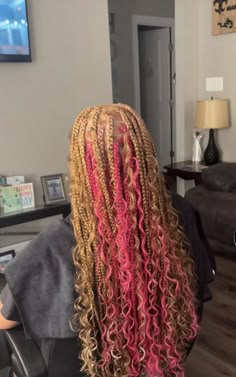 Pink And Blonde Boho Braids, Natural Braids With Curls, Ginger And Pink Braids, Blonde Peekaboo Braids, Layered Haircuts Wavy Hair, Pink And Blonde Braids, Party Hairstyles For Women, Men Wavy Hair, Braids Peekaboo