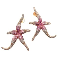 Charming sea star earrings in an alluring combination of pink sapphires and diamonds. Inspired by a marine theme , they capture the essence of the ocean and will add a touch of festive chic to your look. Crafted from luxurious 18 Karat rose gold, these earrings are paved with playful pink sapphires and brilliant-cut diamonds. The pink hues are perfectly accentuated by the brilliant sparkle, creating a beautiful contrast that draws the eye. Delicate and cheerful, this piece will be a compliment t Sea Star Earrings, Xoxo Jewelry, Sea Earrings, Stars Earrings, Sea Life Jewelry, Sea Stars, Sea Jewelry, Stella Marina, Marine Theme