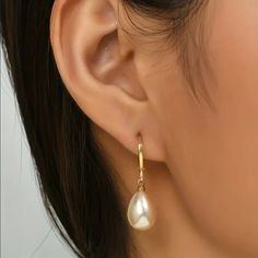 Brand New Women's Hanging Pearl Drop Earrings 14k Gold Plated Sterling Silver Real Natural Freshwater Cultured Pearls Measurements 1.25" Tall X .4" Wide Retail Price $300 Buy With Confidence From A Trusted Seller With A 99%+ Feedback Rating! A0164 (Id-687-) Freshwater Cultured Pearls, Pearl Drop Earrings, Pearl Drop, Cultured Pearls, Gold Plated Sterling Silver, Fresh Water, 14k Gold, Jewelry Earrings, With Confidence