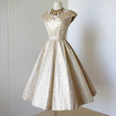 GORGEOUS evening dress vintage 1950's brocade wedding dress never worn Dior inspired SUZY by traven7, $340.00 1950 Fashion, Fashion 1950s, Vintage 1950s Dresses, Pin Up Dresses, 50s Dresses, 50s Fashion, 1950s Fashion, Mode Vintage