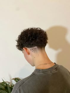 Taper fade mit spider web Spiderweb Fade Haircut, Taper Fade Spider Web, Spider Design Haircut, Spider Web Haircut, Spider Web Design Hair, Spider Haircut, Spider Web Hair Design, Web Hairstyle, Spider Web Hair