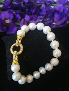 Elegant bracelet with knotted white baroque natural pearl, closure with gold-plated zircons of high jewelry. Measure Length 19/20 cm. Pearl Clasp, Wrist Accessories, Elegant Bracelet, Star Bracelet, Natural Pearl, Fabulous Jewelry, Pink Ring, Pink Earrings, Nature Bracelets