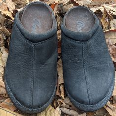 Nwot Roots Black Leather Slip On Clog Style Shoe 7m #Rb Black Slip-on Mules With Stitched Sole, Casual Black Mules With Leather Footbed, Black Slip-on Slippers With Leather Lining, Black Leather Lined Slip-on Slippers, Black Leather-lined Slip-on Slippers, Black Slippers With Leather Footbed And Round Toe, Black Leather Slippers With Stitched Sole, Black Round Toe Slippers With Leather Footbed, Black Slip-on Mules With Leather Footbed