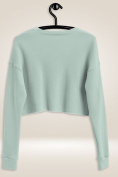 Introducing the TGC X Reaction Light Blue Cropped Sweatshirt – a fashionable and refreshing addition to your wardrobe that expertly combines style and coziness. This lovely light blue sweatshirt is perfect for those who want to add a subtle touch of color and elegance to their daily ensembles. The cropped sweatshirt features a contemporary design that sets it apart from traditional crewneck sweatshirts. The cropped length introduces a stylish flair to the classic silhouette, making it a fantasti Warm Knit Sweater, Light Blue Sweatshirt, Party Kleidung, Stylish Boots, Mode Design, Cropped Sweatshirt, Blue Sweatshirt, Light Blue Sweater, Fall Style