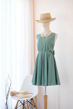 Elegant Green Summer Backless Dress, Elegant Green Backless Dress For Summer, Summer Wedding Dress With Bow Tie Back, Green Mini Dress With Fitted Bodice, Elegant Fitted Green Sundress, Green Knee-length Wedding Dress, Green Mini Dress For Wedding, Green A-line Mini Dress For Wedding, Green Mini Dress For Bridesmaids