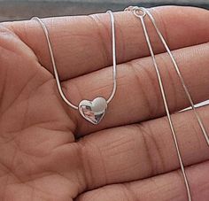 925 Sterling Silver Un corazón simboliza muchas cosas, entre ellas el amor propio, amistad y el cariño hacia los demás. Es un detalle único, delicado, elegante y perfecto para usar diariamente. O puedes darle un significado propio. La cadena extiende de 16½" a 18" Elegant Jewelry With Heart Charm On Snake Chain, Stamped 925 Necklace As A Gift For Her, Necklace Gift For Her, Stamped 925 Silver Necklaces For Mother's Day, Sterling Silver Heart Necklace With Delicate Chain For Anniversary, Elegant Sterling Silver Heart Necklace Stamped 925, Elegant Handmade Heart Necklace For Anniversary, Elegant Handmade Round Heart Necklace, Dainty Sterling Silver Double Heart Necklace