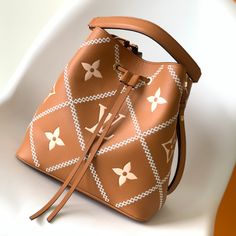 This NéoNoé bucket bag is made of soft Monogram Empreinte leather. It presents unique patterns with printing, embossing and embroidery. It pays tribute to the quilted lining design of the brand's hard case and leads the 2022 spring and future fashion.

Dimensions: 26 x 26 x 17.5 cm Louis Vuitton Yayoi Kusama, Lv Neonoe, Louis Vuitton Neonoe, Louis Vuitton Capucines, Large Cosmetic Bag, Lv Purse, Medium Handbags, Lv Handbags, Lv Belt