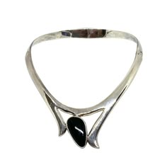 A fine Mexican sterling silver collar or necklace. The piece is hinged in two locations and has a modern abstract design with a polished bezel set agate. It is marked 950 Mexico CDC and a T number. Condition is excellent. Circa: Post 1980. Dimensions: Opening: 15", Bottom Length: 1 7/8". Weight: 3.09 troy ounces or 96.38 grams.  Due to the unique nature of this product, all sales are final. This item is not eligible for the standard Chairish return policy. Modern Onyx Jewelry For Formal Occasions, Modern Onyx Necklaces With Polished Finish, Modern Onyx Necklace With Polished Finish, Contemporary Formal Jewelry With Gemstones, Contemporary Gemstone Jewelry For Formal Occasions, Contemporary Formal Gemstone Jewelry, Contemporary Formal Jewelry With Polished Finish, Contemporary Polished Jewelry For Formal Occasions, Contemporary Polished Formal Jewelry