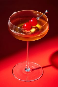 Manhattan Recipe, Lychee Martini, Vintage Cocktails, Manhattan Cocktail, Red Cocktails, Cocktail Photography, Fancy Cocktails, Drink Photo, Classic Cocktail