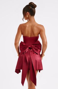 The Freja burgundy mini dress is party perfection. Crafted in luxurious stretch satin, this beautiful design is strapless with a corseted bodice and flirty, flouncy skirt. A dramatic bow to the back finishes the look. Homecoming Dresses Corset, Midi Dress Wedding Guest, Burgundy Mini Dress, Long Sleeve Homecoming Dresses, Homecoming Dresses Long, Maxi Dress Sale, Sparkle Dress, Dresses By Length, Stretch Satin