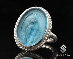 Pray For Us Two Tone Virgin Mary Cameo Ring 925 Silver Glass Intaglio Greek Coin Signet Ring Unique Dainty Ring Men's Ring Gift For Him ⭐3 YEAR GUARANTEE FOR ANTI-TARNISH⭐ 💍Item Details💍 SKU CODE: IMM23018LB ★ Material: 925 Sterling Silver (Rhodium Plated) ★ Silver Weight: App. 5.44 Grams {6 USA Size] ★ Ring Diameter: 2.3 mm ★ Ring Size: Available in variations  ★ Coin: Virgin Mary ★ Coin Size: 24,75X19 mm (With Border) ★ Coin Metarial: Green Glass  ★ Ring Plate: Available in variations to Ros Ring Plate, Greek Coins, Zierlicher Ring, Glass Ring, Cameo Ring, Natural Stone Jewelry, Gift Ideas For Mom, Silver Glass, Pray For Us