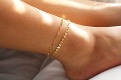 The perfect summer gold filled gold anklet, made out of a figaro chain anklet for women! This gold-filled anklet is the perfect boho-style anklet!  ∙ Gift Ready in a jewelry box! ∙ Handmade in Vancouver, Canada.  ∙ 100% 14k Gold Fill  --------------------------------- M E A S U R E M E N T :  Width: 2.3mm Length: Optional  Comes with an additional 1" extender -------------------- G I F T I N G ?  We make gifting as easy as pie! All our orders are gift ready! We offer FREE gift messages to be inc Gold Chain Bracelet As Summer Gift, Gold Adjustable Chain Anklet For Beach, Gold Adjustable Chain Anklet For Summer, Gold Anklets With Adjustable Chain For Summer, Gold Bracelet With Delicate Chain For Summer, Gold Delicate Chain Bracelet For Summer, Delicate Gold Chain Bracelet For Summer, Gold Toe Ring Anklet For Beach, Gold Toe Ring Beach Anklet