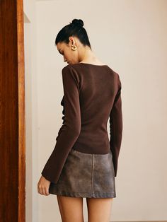 DETAILS
Composition: 49.5% Viscose, 30.5% Polyester, 20% Nylon
Design: Asymmetrical, Pleated
Style: Casual, Elegant, Romantic
Thickness: Regular
Material: Knit
Occasion: Leisure, Vacation, Work Ribbed Slim Fit Tops For Fall, Fitted Brown Knit Top With V-neck, Fitted Brown V-neck Knit Top, Chic Fitted Long Sleeve Knit Top, Fitted Long Sleeve Chic Knit Top, Fitted V-neck Long Sleeve Top For Winter, Chic Fitted Long Sleeve Fine Knit Top, Fitted V-neck Knit Top For Fall, Fitted Brown Ruched Top