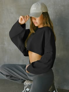 Black Long Sleeve Fashion, Effortless Outfit, Playful Style, Sporty Design, Turkish Fashion, Sports Gym, Crop Top Outfits, Short Sleeve Cardigan, Sleeve Fashion