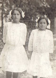 Melungeons girls. Melungeons are a mix of African American, White European, and Native American. (Usually Cherokee) They settled in Eastern Tennessee and Western NC. I have this in my ancestry on my mother's side. Eastern Tennessee, Cherokee Indian, Western Nc, Wilde Westen, Life Paintings, Photo Postcard