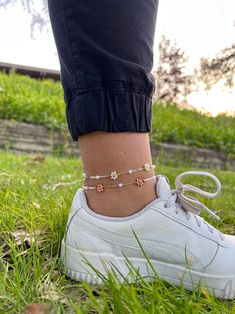 Anklet Bracelet Aesthetic, Beads Anklets Ideas, Summer Jewlery, Daisy Bracelets, Anklet Ideas, Beads Anklet, Anklets Diy, Ankle Bracelets Diy, Beachy Jewelry