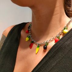 Collar corto tipo gargantilla con colgantes de cristal hechos a mano: sandía, mazorca, limón, berenjena, manzana y pimiento rojo. Cadena de acero con cierre mosquetón. Largo de cadena: 44 cm.(si lo desea, puede alargarse o acortarse a petición) . Eslabones de cadena de 5 mm.  Se envía con un adorno de repuesto para el caso de alguna rotura. Precauciones de uso: evitar caídas y golpes, ya que pueden ocasionar la rotura de alguna pieza de cristal. Pendientes a juego disponibles en web Gift Dangle Beaded Necklaces With Clavicle Chain, Multicolor Clavicle Chain Choker As Gift, Adjustable Glass Jewelry For Parties, Gift Beaded Necklaces With Adjustable Chain And Dangle Shape, Gift Beaded Dangle Necklaces With Adjustable Chain, Gift Beaded Dangle Necklace With Adjustable Chain, Unique Party Jewelry With Charms, Unique Multicolor Jewelry With Adjustable Chain, Glass Dangle Jewelry For Parties