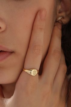 Initial Rings, Good Gift Ideas, Gold Initial Ring, Signet Rings Women, Chanel Flats, Jewelry Hair Accessories, Handmade Jewel, English Design, Silver Signet Ring