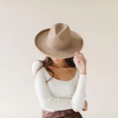 Distinctive + chic, the Maude is inspired by our love of neutrals. This hat is a classic fedora with a wide, pencil roll brim that you can dress up or wear casually. Style - Pencil Roll Brim FedoraMaterial - 100% Australian WoolDimensions - Crown: 11.5 cm + Brim: 9 cm