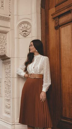 Dino Skirt, Sarah Butler, Brown Pleated Skirt, Classic Style Outfits, Modest Fashion Outfits, Mode Inspo, Feminine Outfit, Mode Vintage, Mode Inspiration