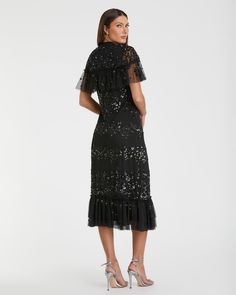 Cette élégante robe midi à sequins présente des ornements de sequins sur toute la surface, un décolleté haut à volants et de délicates manches flottantes.



 Mac Duggal

 Tissu en maille orné de sequins (100 % polyester)


 Entièrement doublé sur tout le corps ; manches semi-transparentes non doublées

 Encolure haute




 Manches courtes flottantes




 Détail du motif à paillettes




 Ourlet en maille à volants

 Fermeture éclair dissimulée au dos

 Environ. 48" du haut de l'épaule à l'ourlet inférieur

 Disponible en noir

 Modèle #9193 Sequin Midi Dress, Cape Sleeves, Mac Duggal, Midi Dress With Sleeves, Neck Ruffle, Black Midi Dress, High Neckline, Flutter Sleeve, Black Fashion