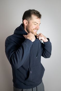 IDEAL PARA: ¡Diseñado para estar en movimiento! El ajuste atlético y la tela suave y acogedora, esta sudadera con capucha y cuello desbocado mantiene tu estilo antes y después del entrenamiento y el estilo casual siempre a punto.

 SE SIENTE COMO: Suave como la mantequilla por dentro y por fuera. No creerás la comodidad. Fabricado con una mezcla de algodón premium que se mueve contigo.

POR QUÉ LOS AMAMOS: El calce holgado te da espacio para moverte y disfrutar de comodidad durante todo el día Pre And Post Workout, High Neck Bra, Cowl Neck Hoodie, Workout Style, Hoodie Xxl, Cozy Fabric, L And Light, Neck Hoodie, V Cuts