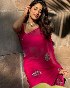 Simple Saree Designs, Simple Sarees, Indian Fashion Saree, Saree Designs Party Wear, Indian Dresses Traditional, Traditional Indian Outfits, Saree Trends, Elegant Saree