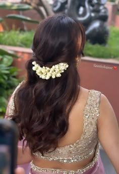 Onam Dress Hairstyle, Short Hairstyle Saree Look, Wedding Hairstyles With Saree, Hair Styles On Traditional Wear, Hairstyle On Traditional Saree, Hairstyle For Ethnic Dress Indian, Short Hair Gajra Hairstyle, Hairstyles For Onam Look, Saree In Hairstyle