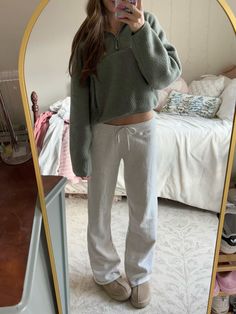 comfy basic outfit with sweatpants Zip Up And Sweatpants Outfit, Long Sleeve And Sweatpants Outfit, Sweatpants Sweater Outfit, Fleece Zip Up Outfit, Cute But Cozy Outfits, Sweats Outfits Women, Comfy Fit Ideas, Flair Sweatpants Outfit, Winter Outfit Inspo School