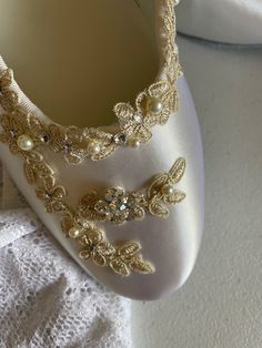 Wedding shoes with beautiful gold trim and silver glass crystals, and glass pearls. US Adult Sizes: 5, 5.5, 6, 6.5, 7, 7.5, 8, 8.5, 9, 9.5, 10, *11 & 12 And US Wide Width: 6W, 6.5W, 7W, 7.5W, 8W, 8.5W, 9W, 9.5W, 10W, *11W, 12W *11 & 12 in regular and wide width incur in an extra charge Please contact for size confirmation; SHOES ARE FINAL SALE! NO RETURNS NO EXCHANGES! Outside US buyers, please goggle a shoes size chart converter to figure your size or, contact me for help. Shoes descrip Confirmation Shoes, Wedges Shoes Low, Ballet Style, Gold Palette, Wedding Shoes Flats, Gatsby Style, Wedding Flats, Applique Wedding, Ballet Fashion