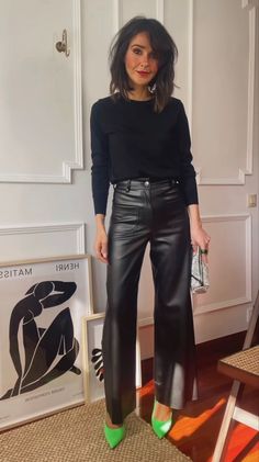 Outfits Pantalon Piel, Leather Pant Holiday Outfit, Pantalon Piel Outfits, Blue Leather Skirt Outfit, Black Leather Trousers Outfit, Leather Pants Outfit Work, Black Leather Pants Outfit Winter, Autumn Date Night Outfit, Leather Trousers Outfit