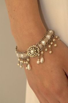 Pulsera novia perlas boda Rhinestone estilo por mylittlebride Bracelet Pearls, Bridal Bracelet Pearl, Bride Bracelet, Pearl Bracelet Wedding, Vintage Wedding Jewelry, Crystal Wedding Jewelry, Pearls Wedding, A Bracelet, Bridal Bracelet