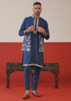 Navy Blue Embroidered Kurta Set With Jacket Kalpraag - Fabilicious Fashion Carnival Outfit For Men, Wedding Outfits For Men Guest, Sangeet Outfit Men, Kurta Jackets For Men, Mens Clothing Styles Wedding, Carnival Haldi, Kurtas Men, Designer Kurta For Men, Mens Wedding Guest Outfit