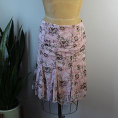 "Vintage pink boho skirt from the early 2000s. Labeled size M, fits on the larger side.  Please see measurements for accurate fit.  Measurements (taken laid flat, doubled where necessary): Length: 24\" Waist: 34\" Hips: 40\" Condition: Good vintage condition. No notable signs of wear. Mannequin is a size 16 and measures 38\",30\",39\".  Thank you for visiting Bug B. v i s i t t h e s h o p www.BugBVintage.etsy.com" Pink Fitted Bohemian Mini Skirt, Boho Skirt, Brown And Pink, Boho Skirts, Rose Vintage, Y2k Pink, The Early 2000s, Pink Boho, Pink Skirt