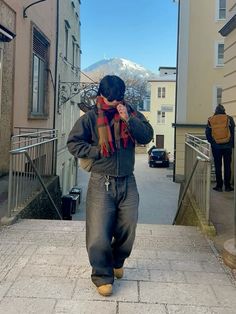 Mens Outfits Layering, Detroit Carhartt Jacket Outfit, Scarf Fits Men, Carhartt Jacket Fit, Baggy Outfit Ideas Winter, Detroit Carhartt Jacket, Carhartt Baggy Jeans, Layered Fits Winter, Winter Outfits Carhartt