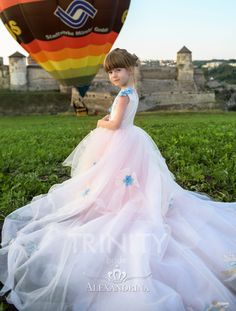 #flowergirl #peageantgirl #flowergirls #princessdress #daminha #flowergirldress #flowergirldresses #minibride #firstcommunion #firstcommuniondress #weddinggown #weddingdress #weddingday #weddingideas #weddingdecor #wedding #promdress #pageantdress #hochzeit #braut #bride #bridalgown #bridaldress #tulldress #gypsydress Fairytale Princess Dress For Spring Wedding, Fairytale Tulle Princess Dress For Wedding, Pageant Gown With Detachable Train, Pageant Tulle Gown With Detachable Train, Princess Tulle Ball Gown With Detachable Train, Princess Style Tulle Ball Gown With Detachable Train, Pageant Gown With Detachable Train In Tulle, Princess Ball Gown With Detachable Train In Tulle, Pageant Gown With Detachable Tulle Train