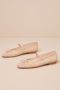 Elegant Mesh Ballet Flats For Summer, Elegant Summer Mesh Ballet Flats, Elegant Beach Flats For Spring, Elegant Spring Beach Flats, Feminine Beige Ballet Flats For Summer, Elegant Beige Flats For Summer, Feminine Beige Flats For Spring, Elegant Beige Beach Flats, Summer Ballet Flats With Woven Leather And Round Toe