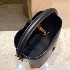 Size: 17cm*20cm*13cm It comes with Dust box, Care manual, Tag, and Paper bag. Everyday Luxuries, Chic Handbags, Timeless Handbag, Global Style, Luxe Fashion, Bags Designer Fashion, Exclusive Bag, Beautiful Packaging, New Bag