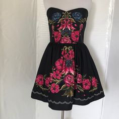 Brand New Without Tags. Perfect Condition! Never Worn. Size Medium. Zipper In The Back. No Straps. No Pockets. 100% Lined. Armpit To Armpit 15. Waist Flat Across 14. Length 24. Floral Strapless Dress, Strapless Floral Dress, Dresses Floral, Forever 21 Dresses, 21 Dresses, Strapless Dress, Forever 21, Black Pink, Size Medium