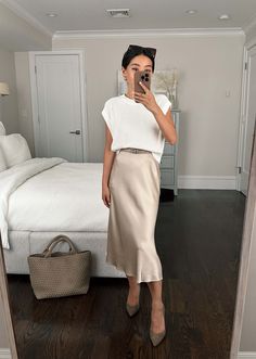 5 Fall Work Outfit Ideas, Petite Friendly Jackets Outfit Cream, Silk Skirt Outfit, Outfit Elegantes, Skirt Outfits Fall, Beige Skirt, Skandinavian Fashion, Chique Outfits, Rock Outfit