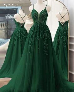 Robe de mariée appliquée à long cou Green Prom Dresses, Robes Glamour, Green Evening Dress, Green Prom, Green Tulle, Lace Party Dresses, Lace Formal Dress, Long Prom Dresses, Green Prom Dress