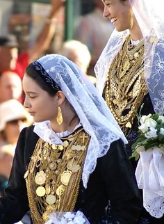 Viana do Castelo - traditional bride outfit Mode Boho, Traditional Bride, Traditional Wedding Dresses, Bride Clothes