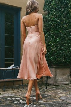 Peach midi dressPartially lined skirtAdjustable cami strapsWire in bust's V detailFitted bodiceZipper in backHeads will turn when you walk by in our gorgeous Lake Como dress. We are obsessed with its elegant and feminine silhouette. The p...