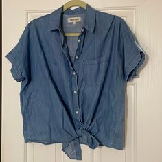 Madewell Short Sleeve Denim Tie Front Shirt Size Small Second Owner, Never Worn By Me Summer Chambray Collared Denim Top, Summer Denim Button-up Blouse, Summer Collared Denim Blouse, Summer Denim Collared Blouse, Everyday Light Wash Chambray Tops, Casual Chambray Button-up Blouse, Casual Short Sleeve Denim Blouse, Casual Denim Blouse With Pockets, Casual Denim Short Sleeve Blouse