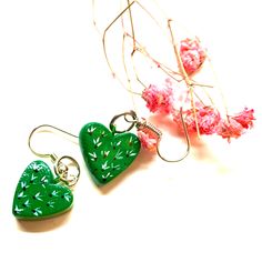 Heart Earrings: Handmade Hand Painted cactus heart earrings (el corazon aretes) by Fridamaniacs for Fridalovers. Frida Kahlo inspired jewelry Mexican earrings Cactus Clay, Heart Cactus, Mexican Heart, Mexican Earrings, Paint Brass, Cactus Earrings, Earrings Heart, Earrings Diy, Contemporary Designs