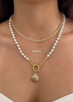 Discover a blend of elegance and beachy vibes with this stunning 2-piece necklace set, designed to elevate any outfit effortlessly. The first necklace features a delicate 38 cm gold-plated chain, complete with an additional 5 cm extender for a customizable fit, offering a classic and timeless look. The second necklace, measuring 42 cm, is adorned with beautiful glass pearls and a gold-plated seashell charm, perfectly capturing the essence of coastal charm. It also includes a 5 cm extender for ad Shells Jewelry, Pearl Seashell, Unique Handcrafted Jewelry, Beachy Vibes, Jewelry Workshop, Seashell Necklace, Shell Jewelry, Coastal Style, Gold Plated Chains