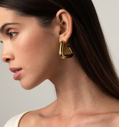 Meet these gorgeous Triple Hoop Earrings - they're light as air and super versatile! They are a fun spin to the traditional circle hoops. The modern triangle shape complements all face shapes. These hoops are waterproof and tarnish-resistant. They're your new go-to earrings!
Size:1.25" Modern Triangle Gold Hoop Earrings, Football Necklace, Football Bracelet, Triple Hoop Earrings, Droplet Earrings, Gold Triangle, All Face Shapes, Fashion Landscape, Women Jewellery